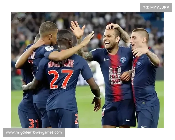 终场绝杀后，阿斯顿维拉球员相拥庆祝欧冠席位关键胜利