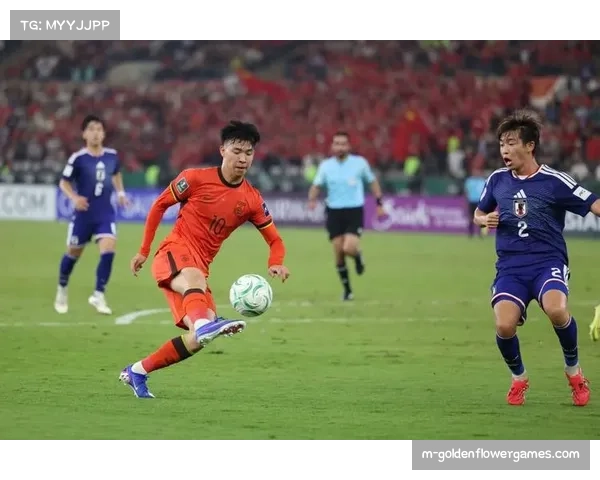 特写：终场哨响，带领弱旅成功保级的老帅与队长长时间拥抱